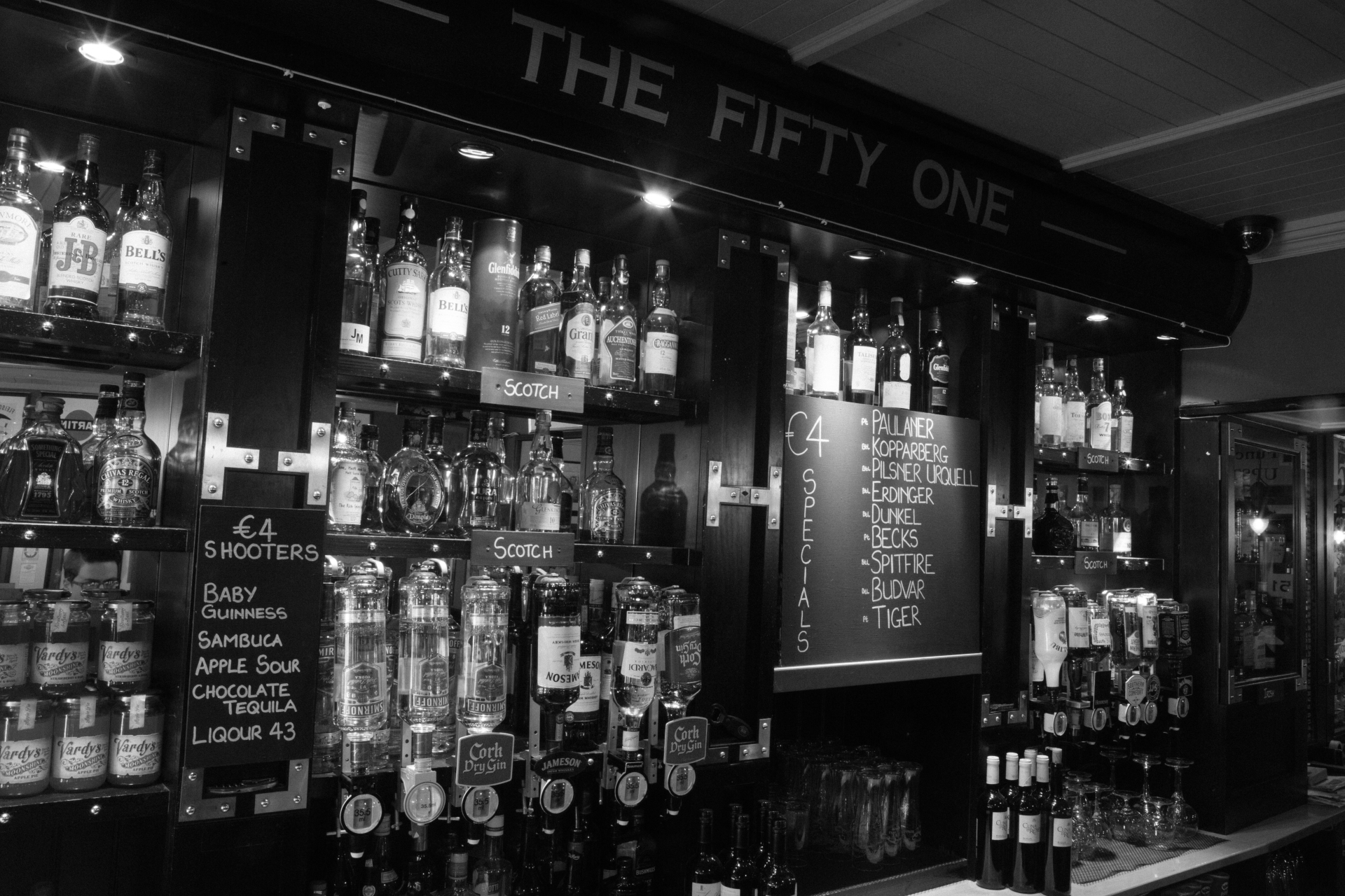 Bar B&W